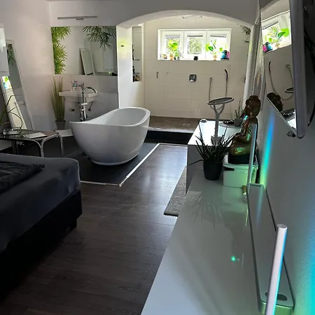 Apartment Haushaelfte Mit Garten Und Balkon
