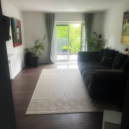 Apartment Garden Breeze